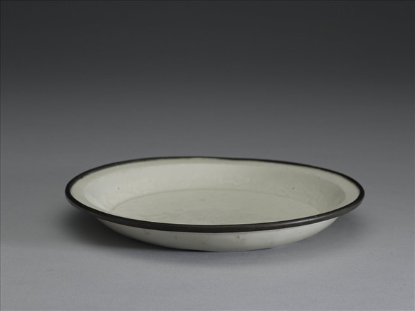 定窯 白瓷印花牡丹紋碟