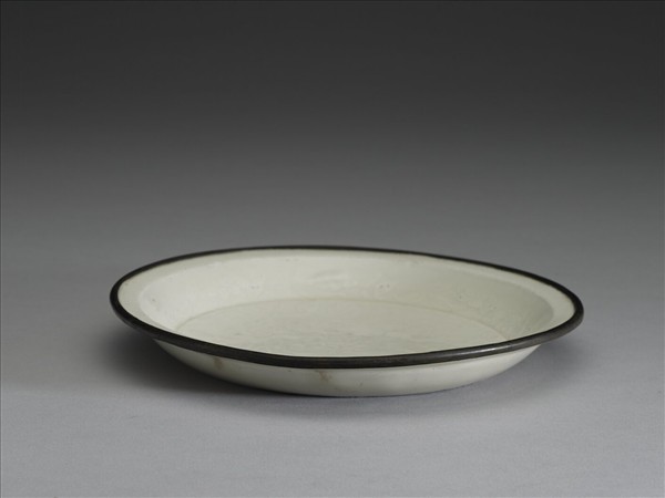 定窯 白瓷印花牡丹紋碟