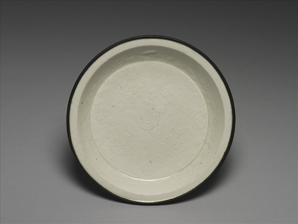 定窯 白瓷印花牡丹紋碟