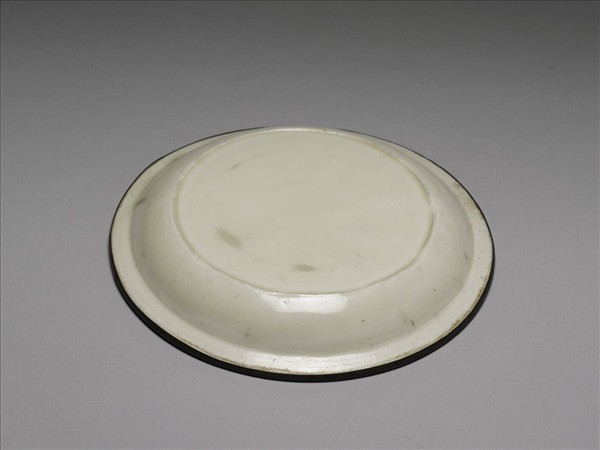 定窯 白瓷印花牡丹紋碟