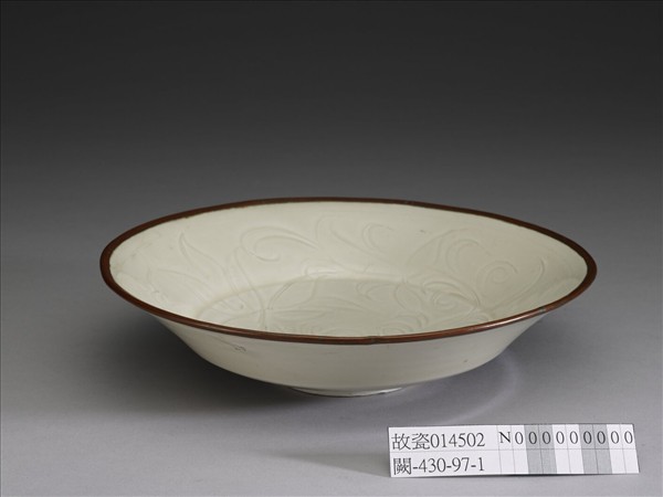 定窯 劃花蓮花盤