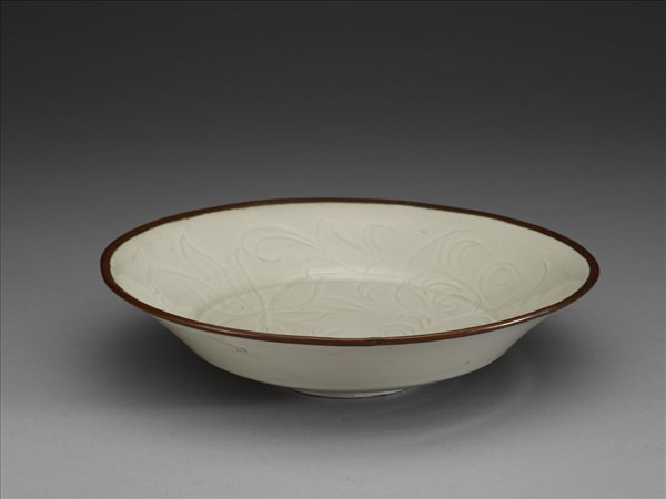 定窯 劃花蓮花盤