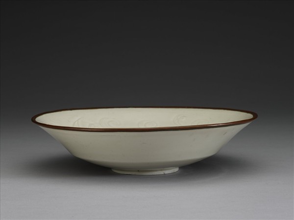 定窯 劃花蓮花盤