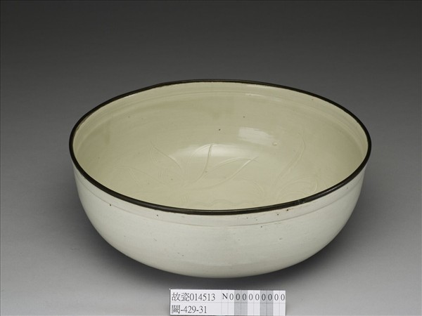 定窯 白釉劃花蓮花紋碗