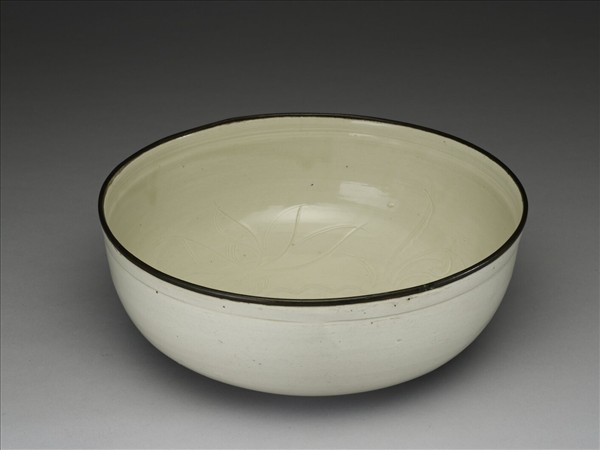 定窯 白釉劃花蓮花紋碗