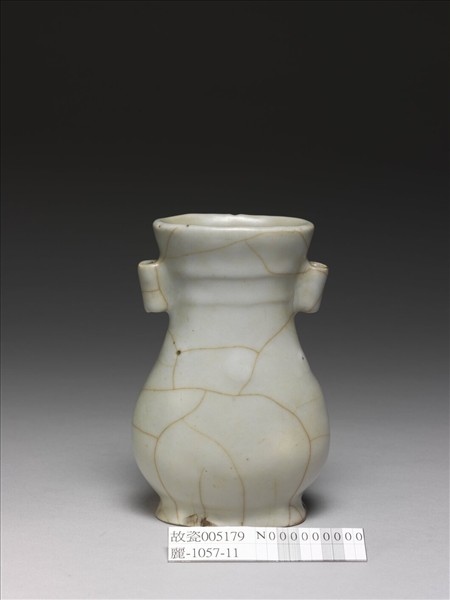 白瓷貫耳弦紋壺