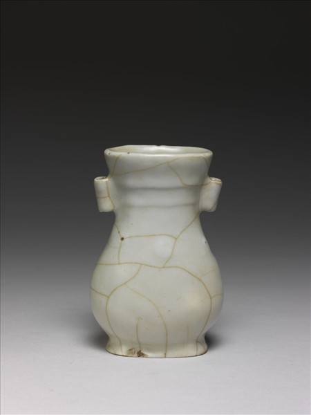 白瓷貫耳弦紋壺