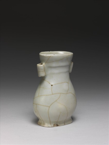 白瓷貫耳弦紋壺