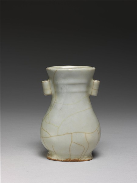 白瓷貫耳弦紋壺