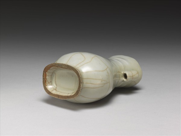 白瓷貫耳弦紋壺