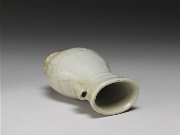 白瓷貫耳弦紋壺