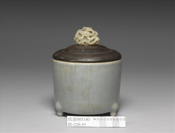 青瓷筒式三足爐