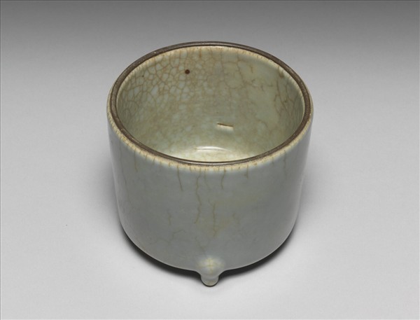 青瓷筒式三足爐