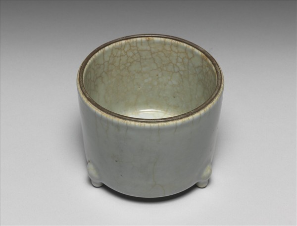 青瓷筒式三足爐