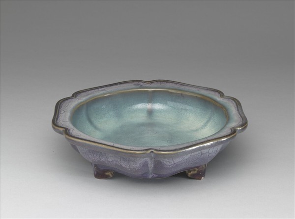 鈞窯 葡萄紫釉葵花式盆托