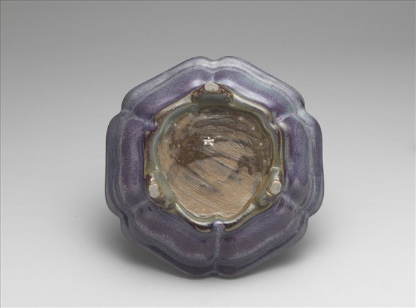 鈞窯 葡萄紫釉葵花式盆托