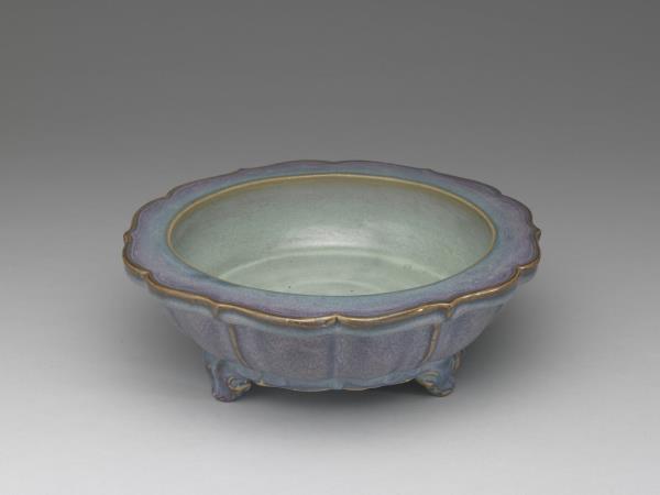 鈞窯葡萄紫釉蓮花式盆托- 故宮