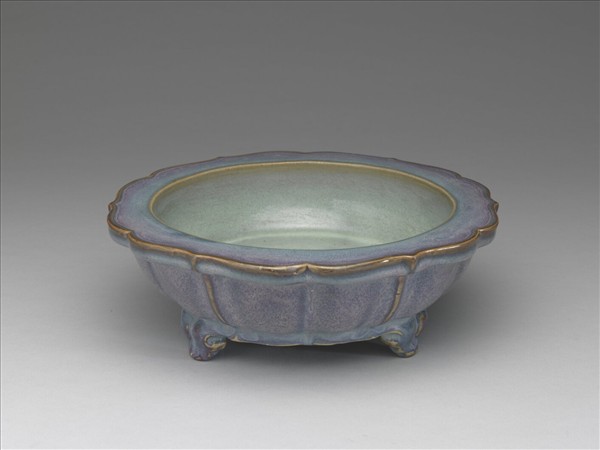 鈞窯 葡萄紫釉蓮花式盆托