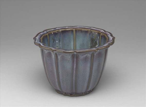 鈞窯 葡萄紫釉蓮花式花盆