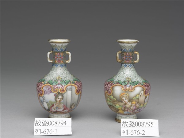 琺瑯彩錦地開光西洋人物雙耳瓶