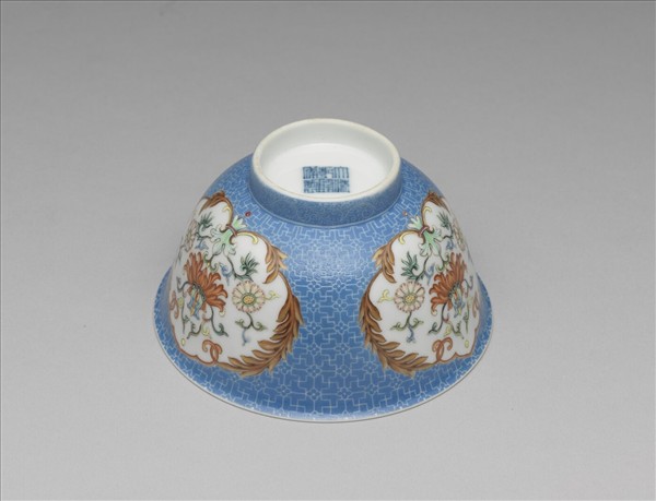 洋彩藍地剔花開光花卉碗