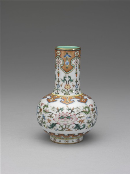 洋彩白地番蓮紋長頸瓶