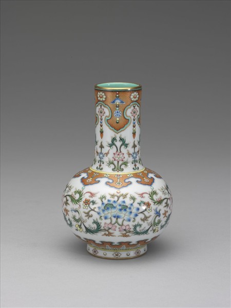 洋彩白地番蓮紋長頸瓶