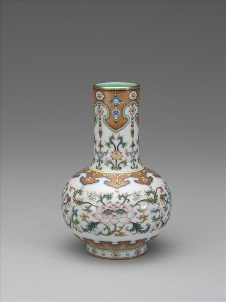 洋彩白地番蓮紋長頸瓶