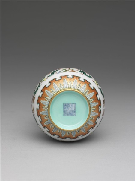 洋彩白地番蓮紋長頸瓶