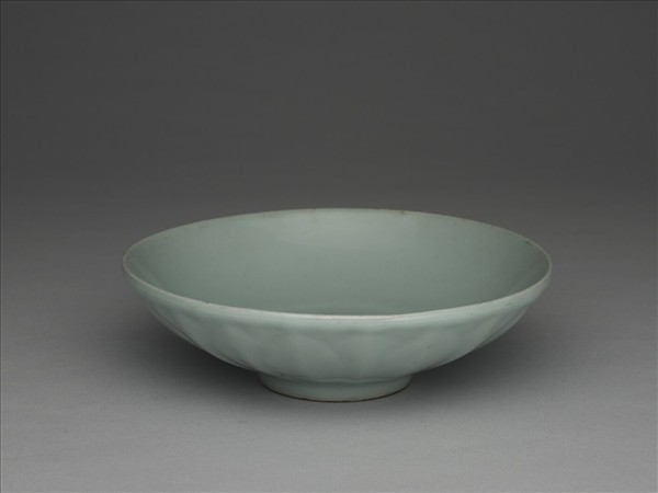 龍泉窯 青瓷蓮瓣紋盤