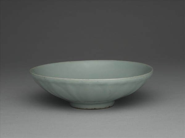 龍泉窯 青瓷蓮瓣紋盤