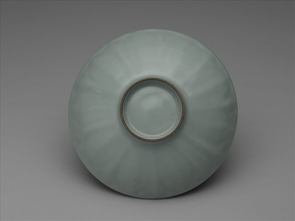 龍泉窯 青瓷蓮瓣紋盤