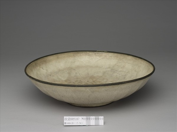 白瓷劃花蓮瓣紋盤