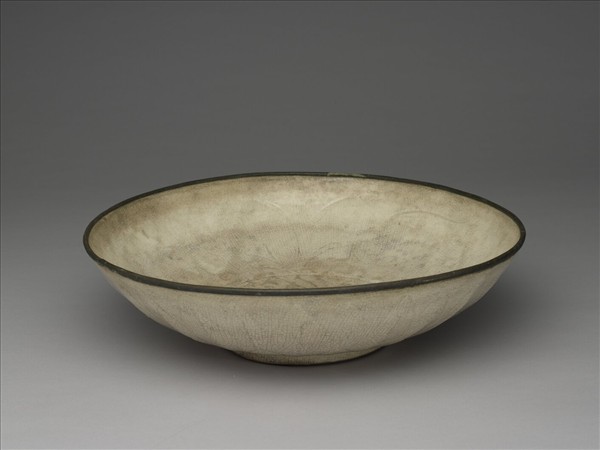 白瓷劃花蓮瓣紋盤