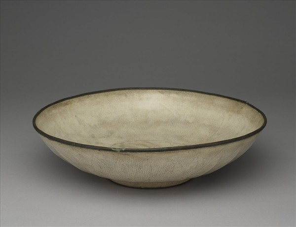 白瓷劃花蓮瓣紋盤