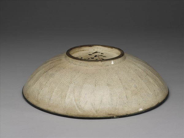 白瓷劃花蓮瓣紋盤