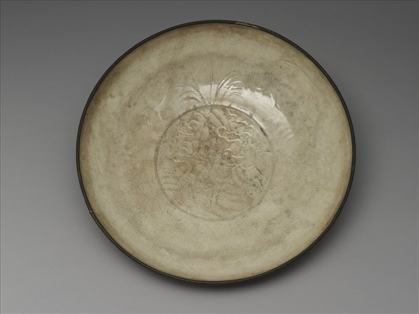 白瓷劃花蓮瓣紋盤