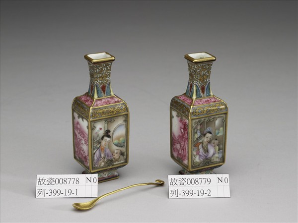 琺瑯彩開光山水人物方瓶