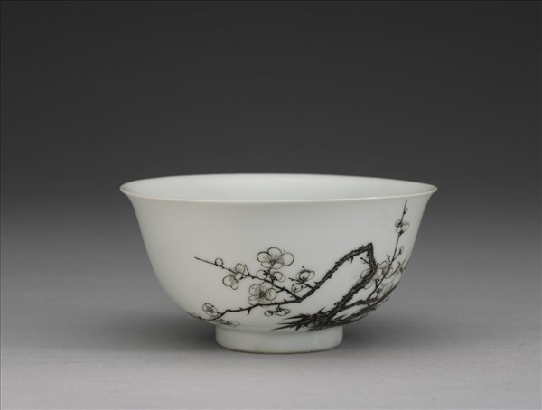 琺瑯彩赭墨梅竹圖碗