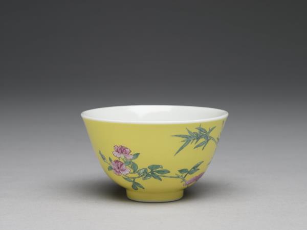 琺瑯彩黃地月季翠竹圖鍾