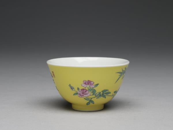 琺瑯彩黃地月季翠竹圖鍾