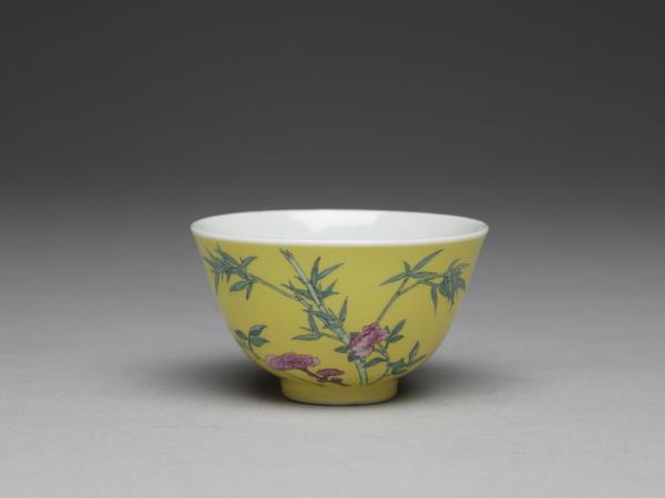 琺瑯彩黃地月季翠竹圖鍾