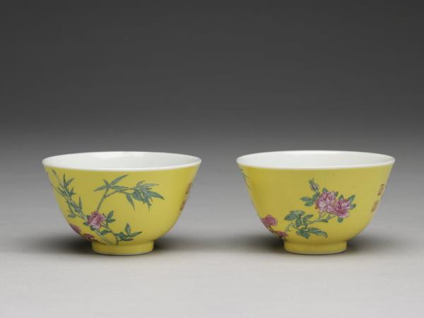 琺瑯彩黃地月季翠竹圖鍾