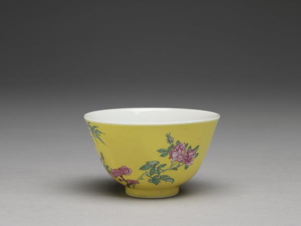 琺瑯彩黃地月季翠竹圖鍾