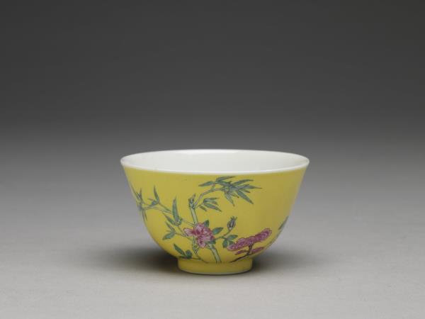 琺瑯彩黃地月季翠竹圖鍾