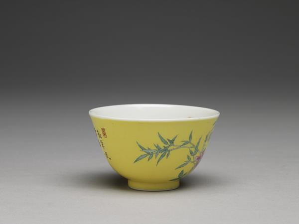 琺瑯彩黃地月季翠竹圖鍾