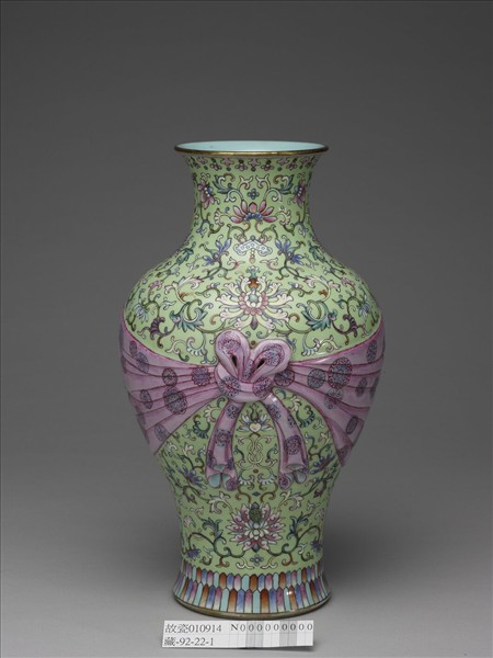 粉彩番蓮紋包袱式瓶