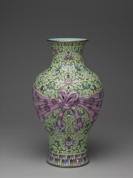 粉彩番蓮紋包袱式瓶