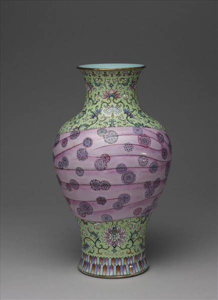 粉彩番蓮紋包袱式瓶