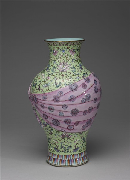 粉彩番蓮紋包袱式瓶